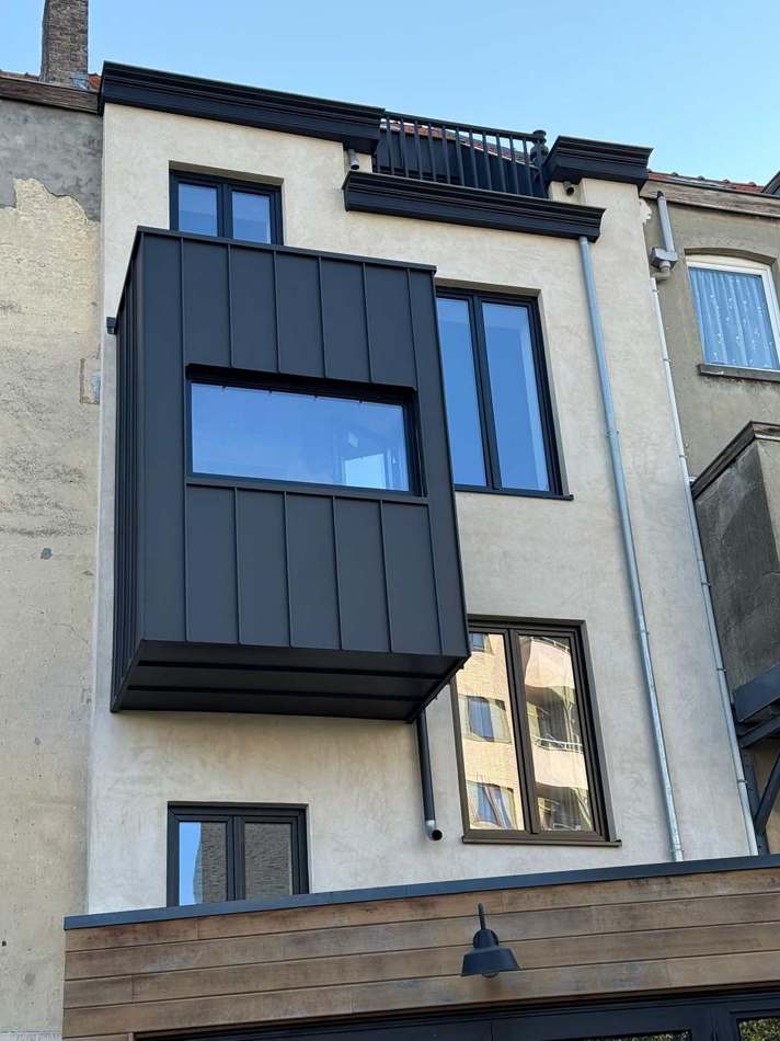 Extension contemporaine en zinc — H Groupe