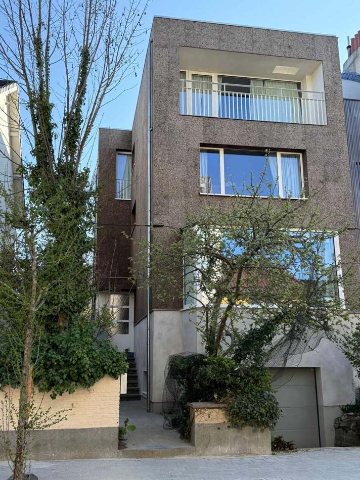 Façade rénovée avec balcon — H Groupe