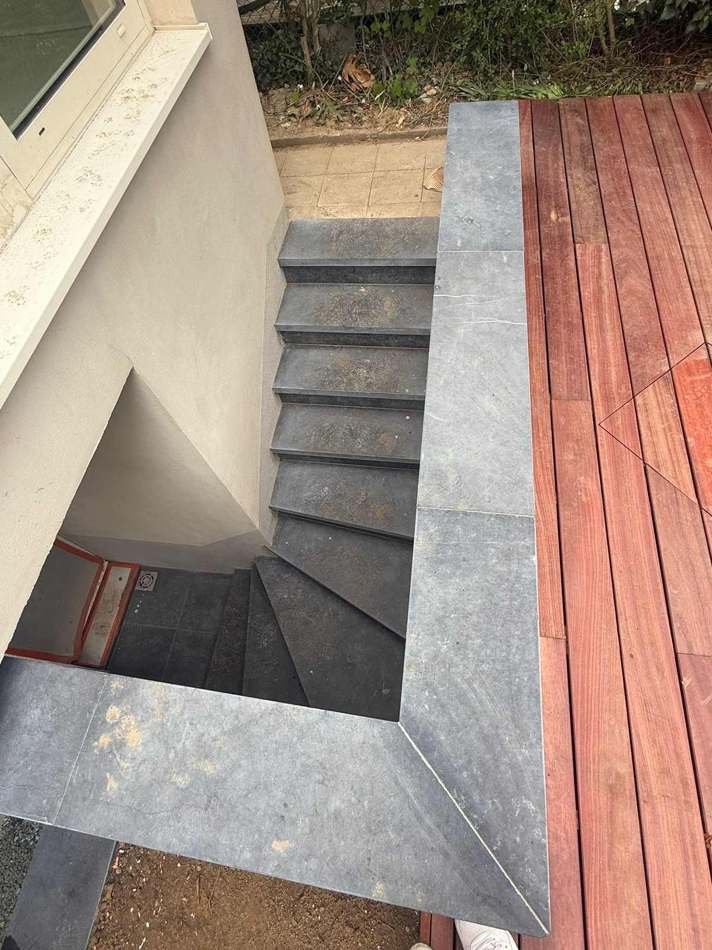 Escalier en pierre bleue et terrasse bois — H Groupe