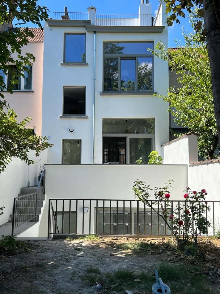 Façade arrière rénovée et terrasse — H Groupe