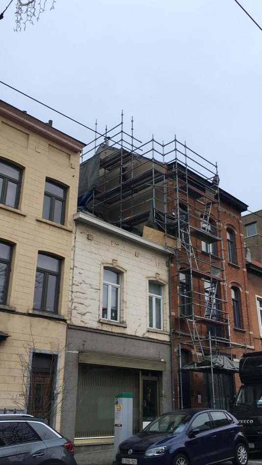 Façade sous échafaudage en rue — H Groupe