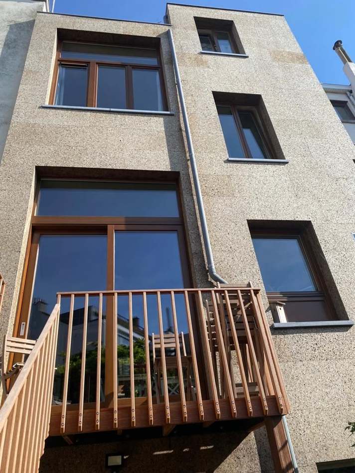 Façade en bardage liège avec balcon bois — H Groupe