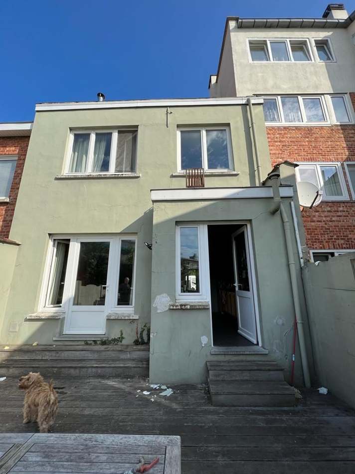 Façade arrière rénovée avec terrasse bois — H Groupe