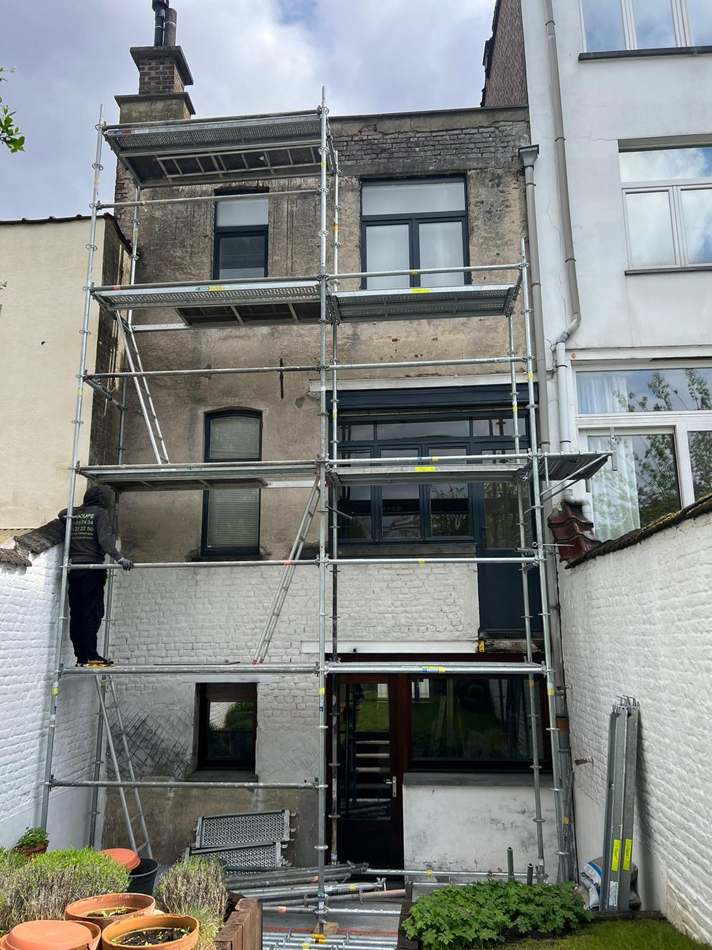 Rénovation de façade sous échafaudage — H Groupe