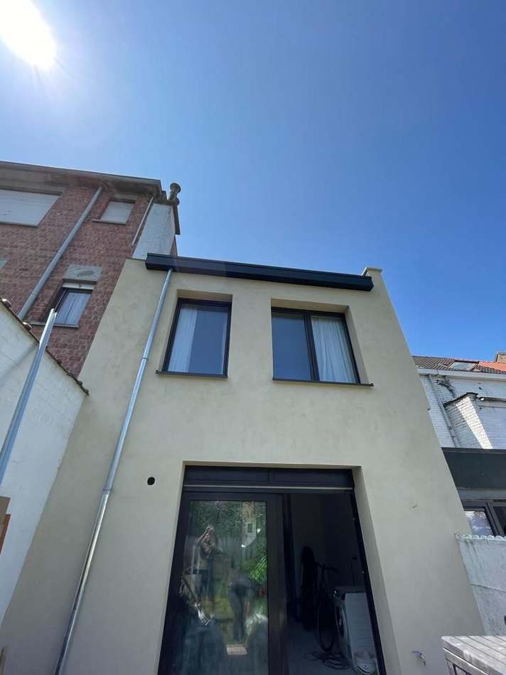 Façade rénovée et terrasse — H Groupe